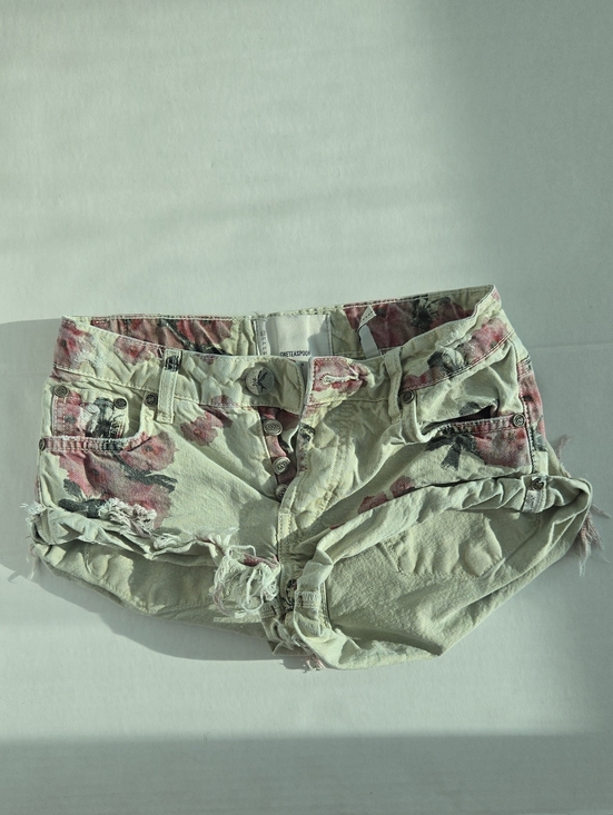 One Teaspoon Pants - One Teaspoon Cream Floral Distressed Jean Shorts SIZE 22